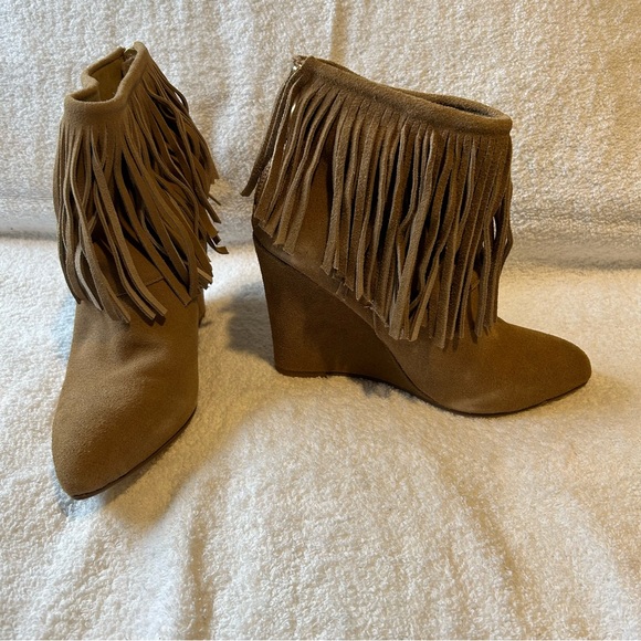 New Chinese Laundry “Artic” wedge ankle fringe bootie, camel suede, size 10 - Picture 4 of 6